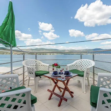 Διαμέρισμα In Arbanija With Terrace *